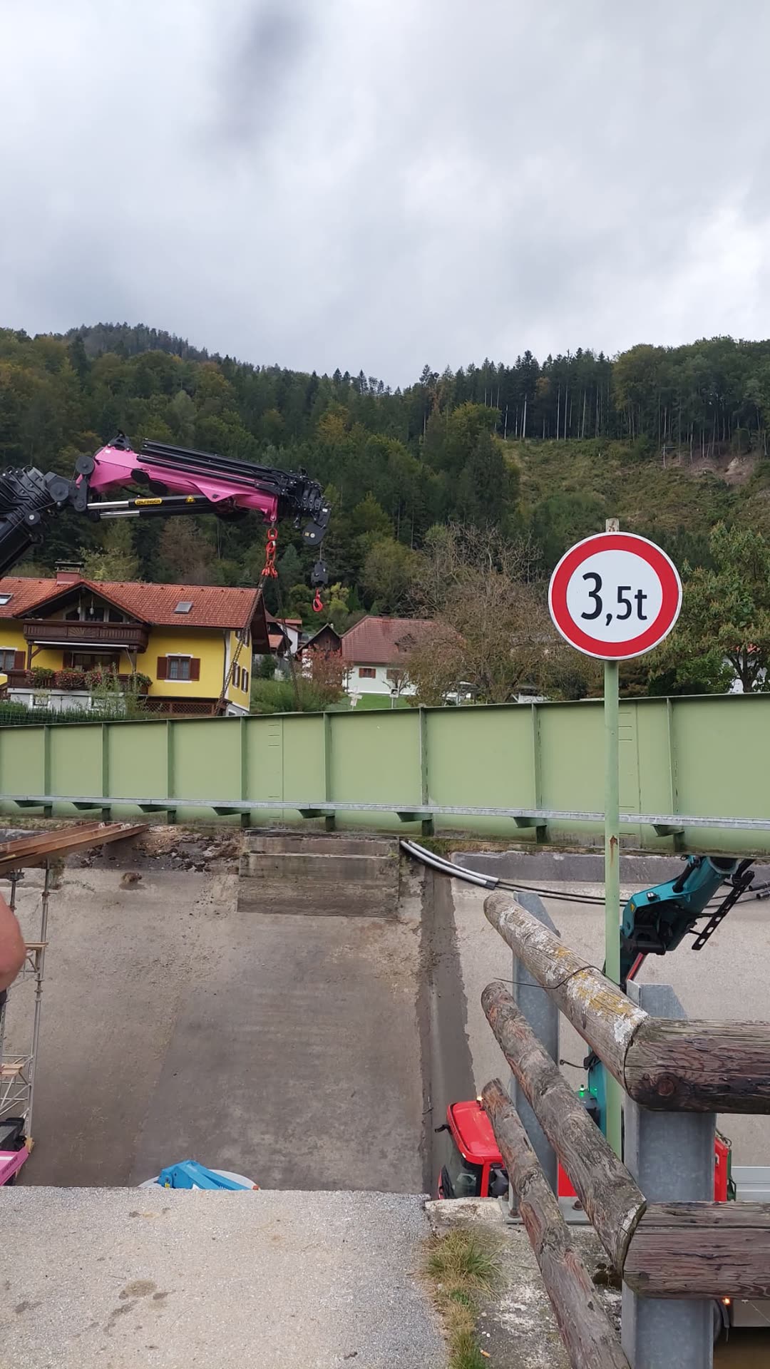 Grün beschichtete Straßenbrücke mit Schild 3,5 Tonnen, Kran angesetzt, Fahrbahn noch geschlossen.