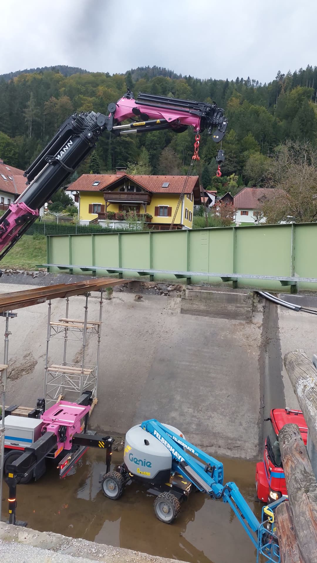 Getrenntes Brückensegment hängt in den Ketten, Fahrbahn unterbrochen.