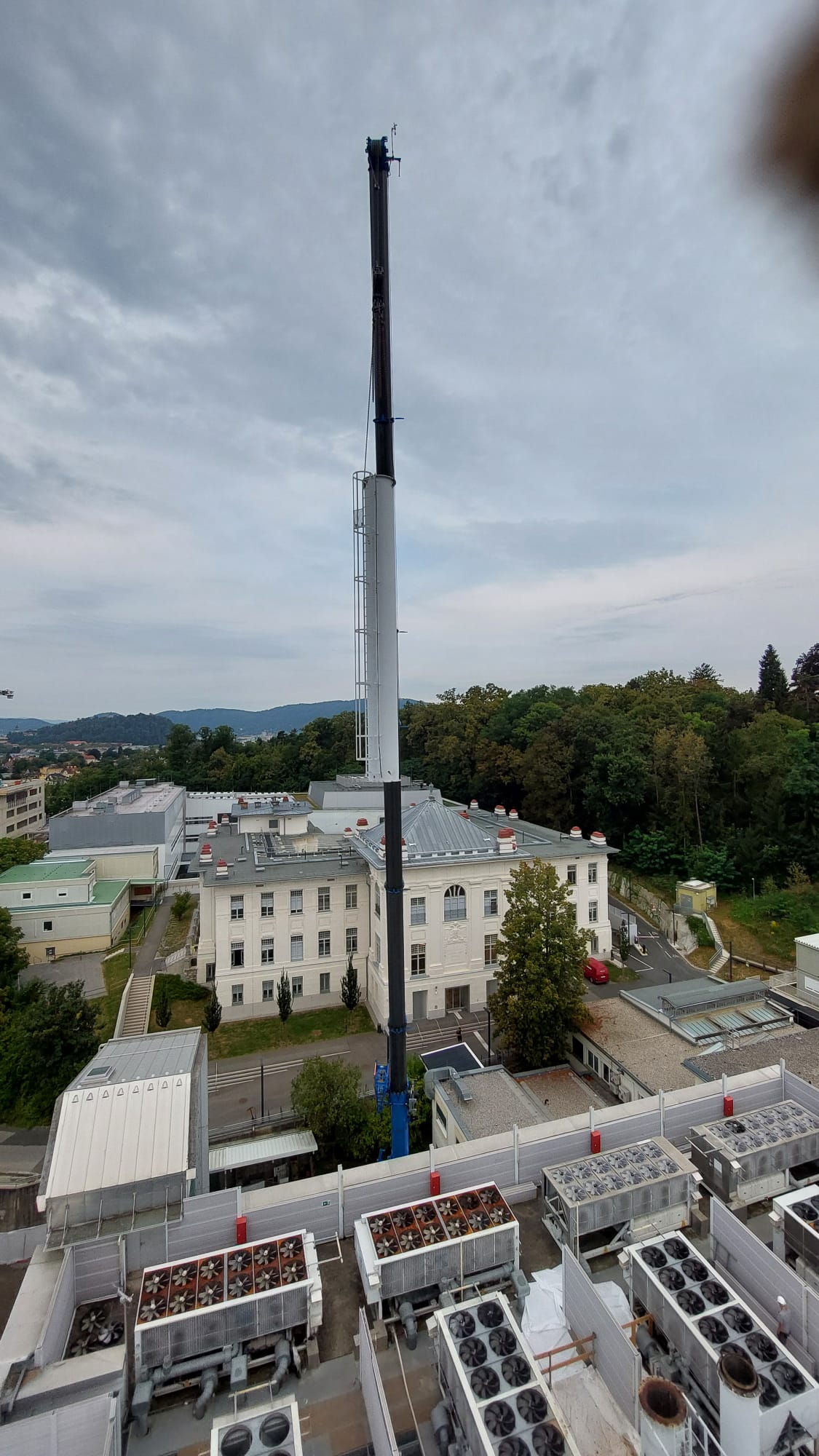 Derselbe Schlot senkrecht am Seil, Ausleger steiler.