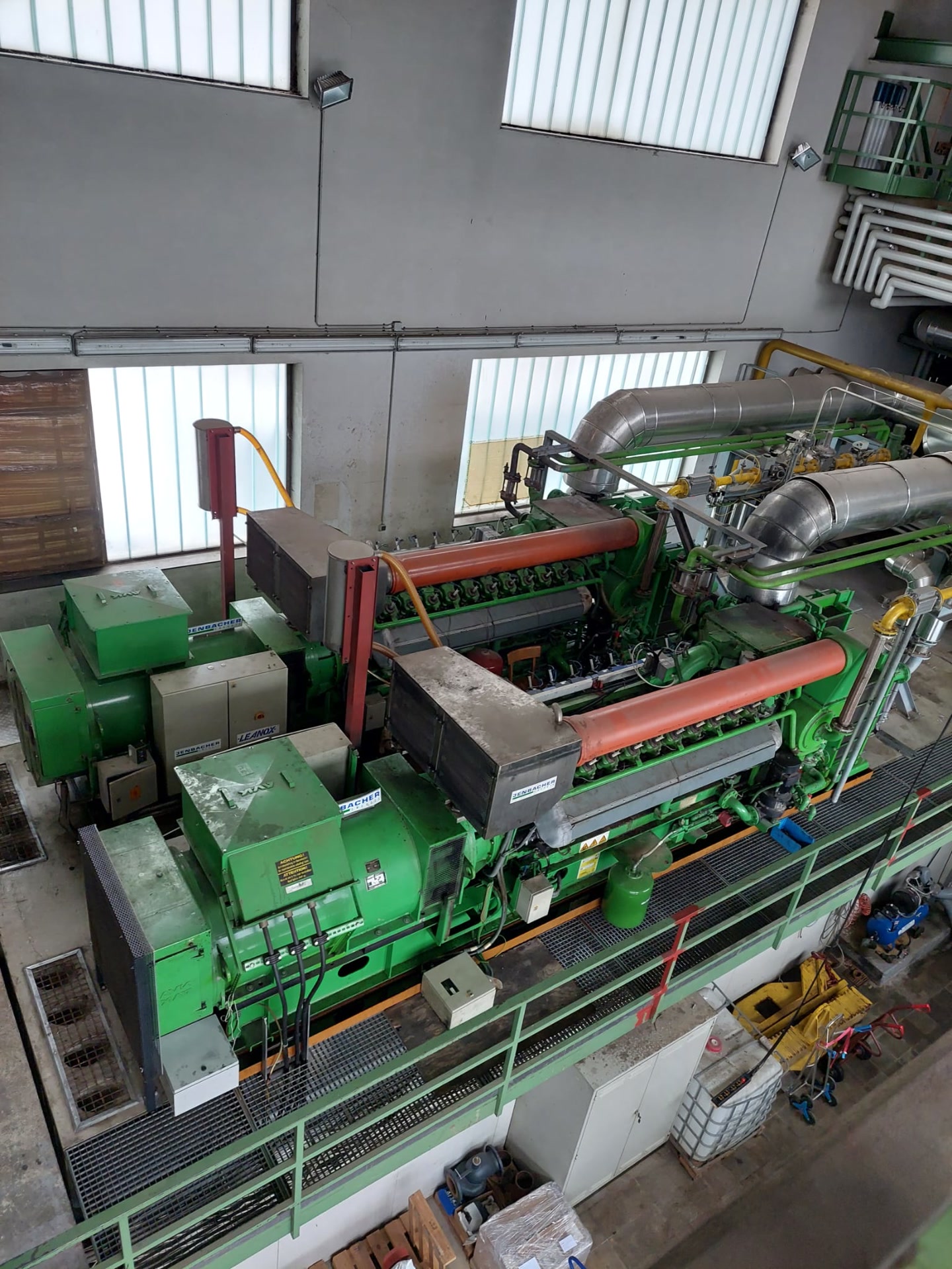Derselbe Gasmotor von der Seite, Leitungen noch dran.
